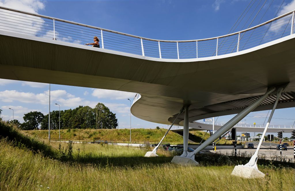 Eindhoven: Radfahrerbrücke 'Hovenring' (ipv Delft 2012)